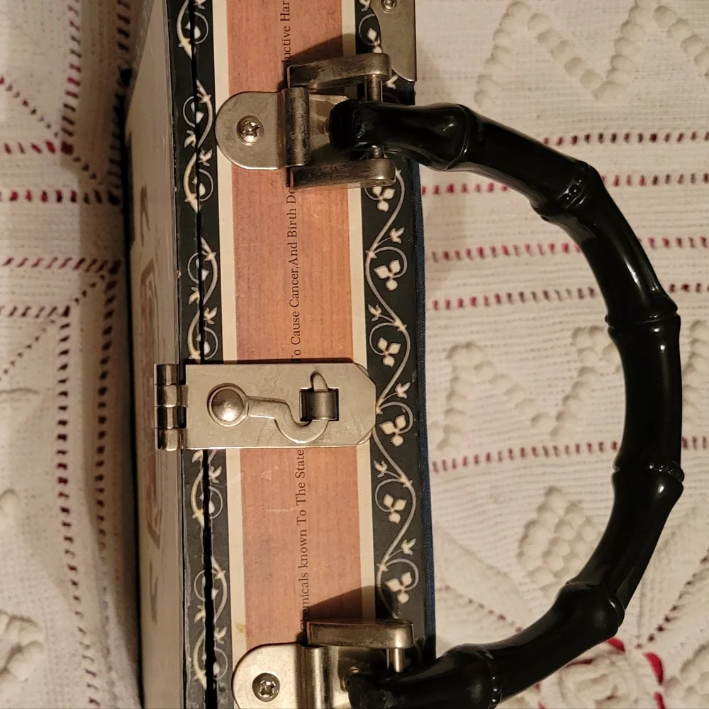 Hand - Picture 6 of 10